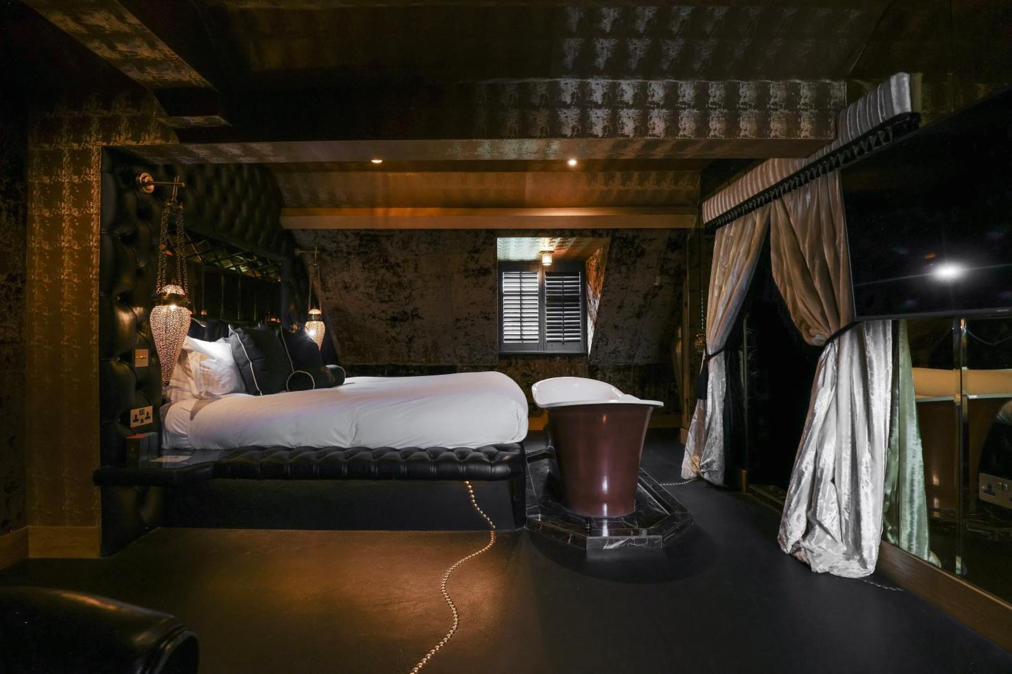 Crazy Bear Beaconsfield Hotel Buitenkant foto