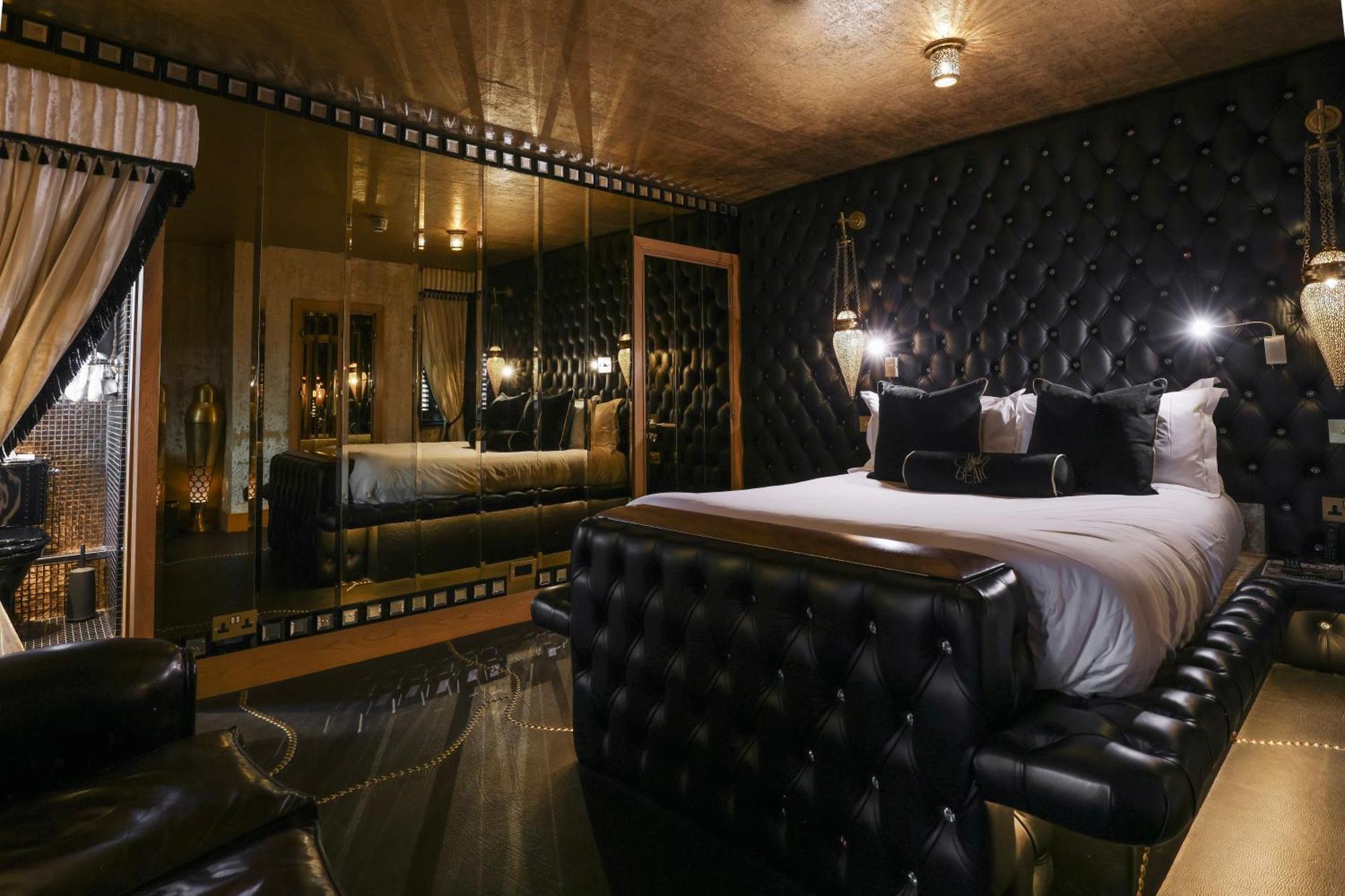 Crazy Bear Beaconsfield Hotel Buitenkant foto