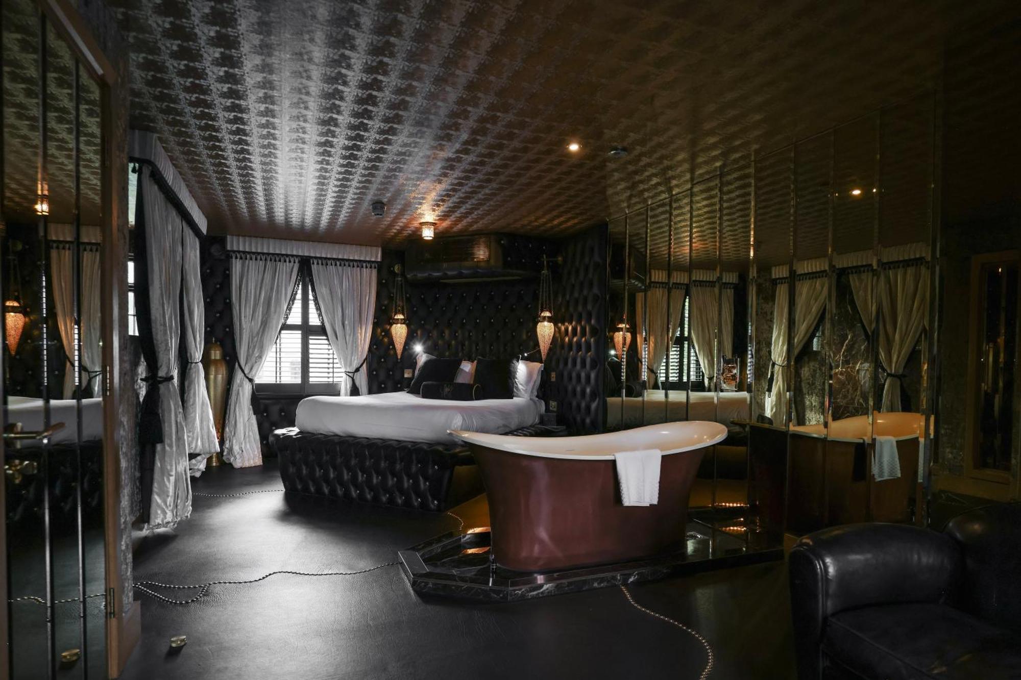 Crazy Bear Beaconsfield Hotel Buitenkant foto
