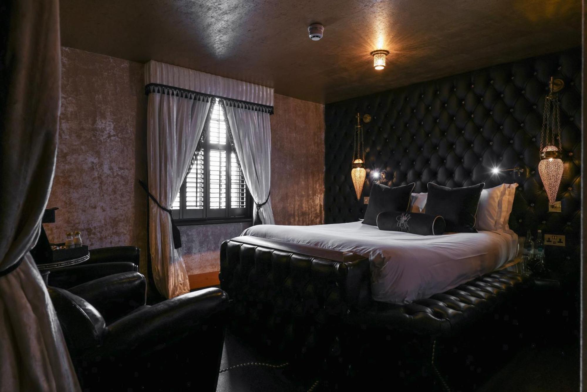 Crazy Bear Beaconsfield Hotel Buitenkant foto