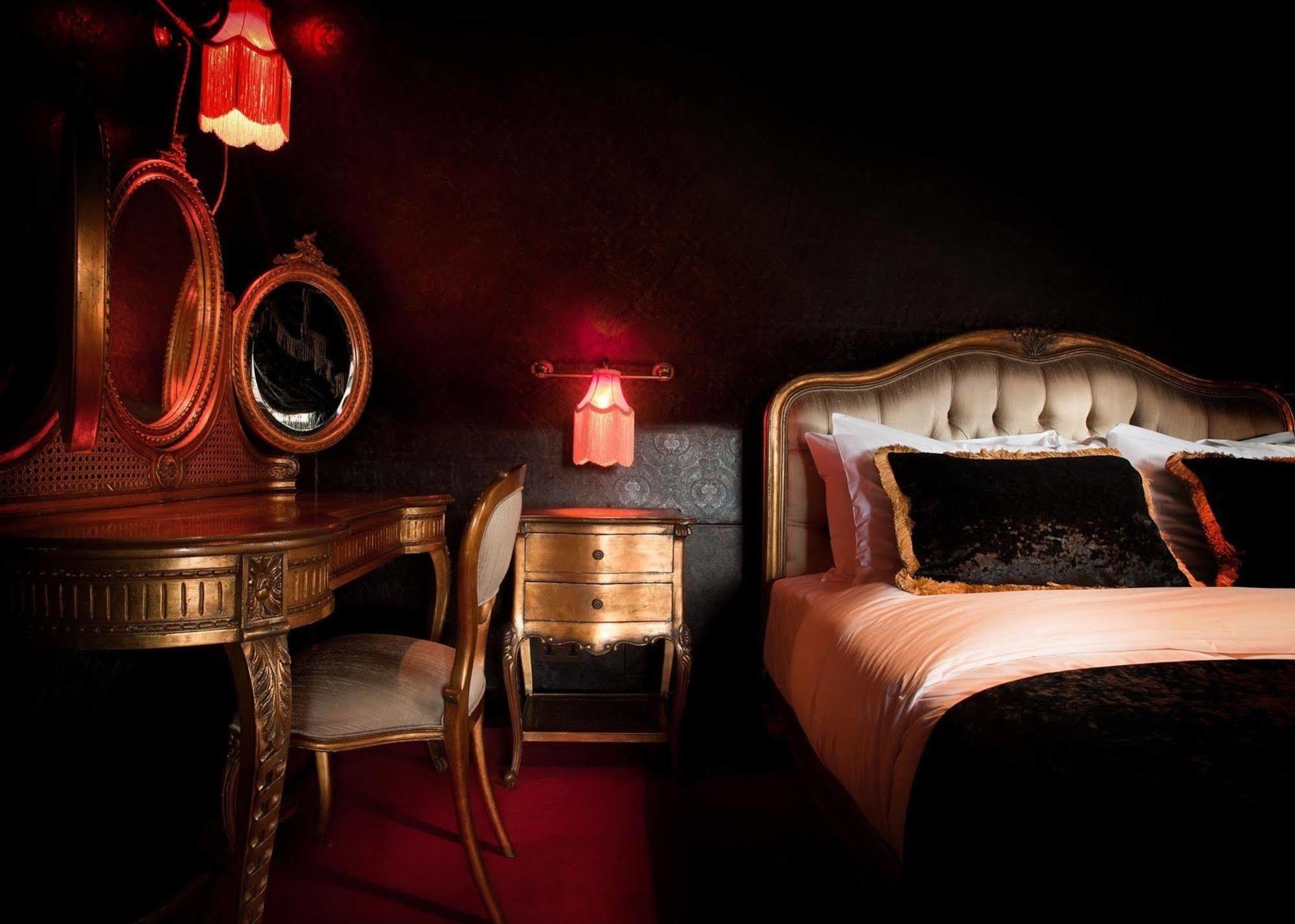 Crazy Bear Beaconsfield Hotel Buitenkant foto The interior of the suite
