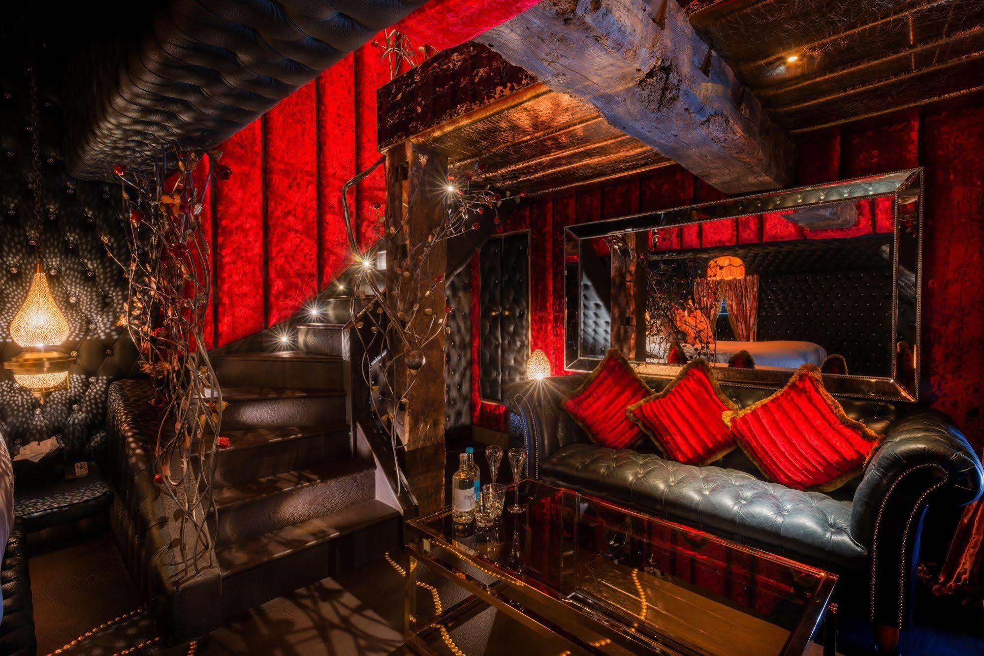 Crazy Bear Beaconsfield Hotel Buitenkant foto Interior of the nightclub