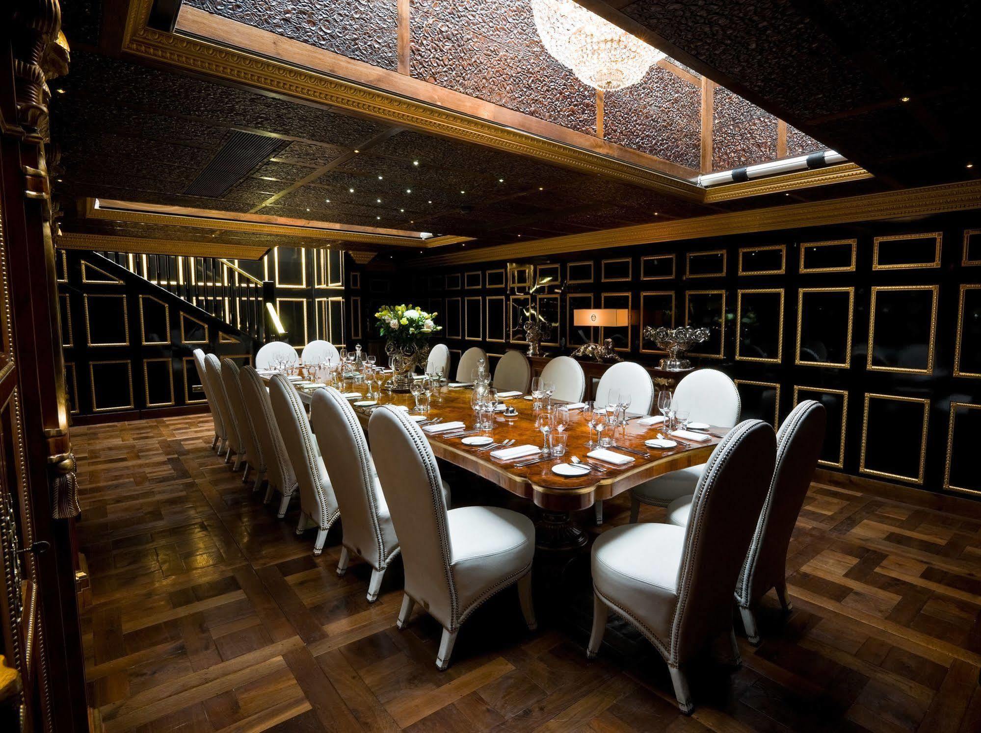 Crazy Bear Beaconsfield Hotel Buitenkant foto The interior of the restaurant